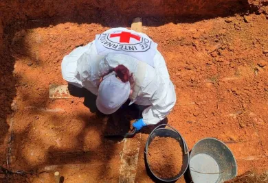 Una persona está realizando la exhumación de un cuerpo