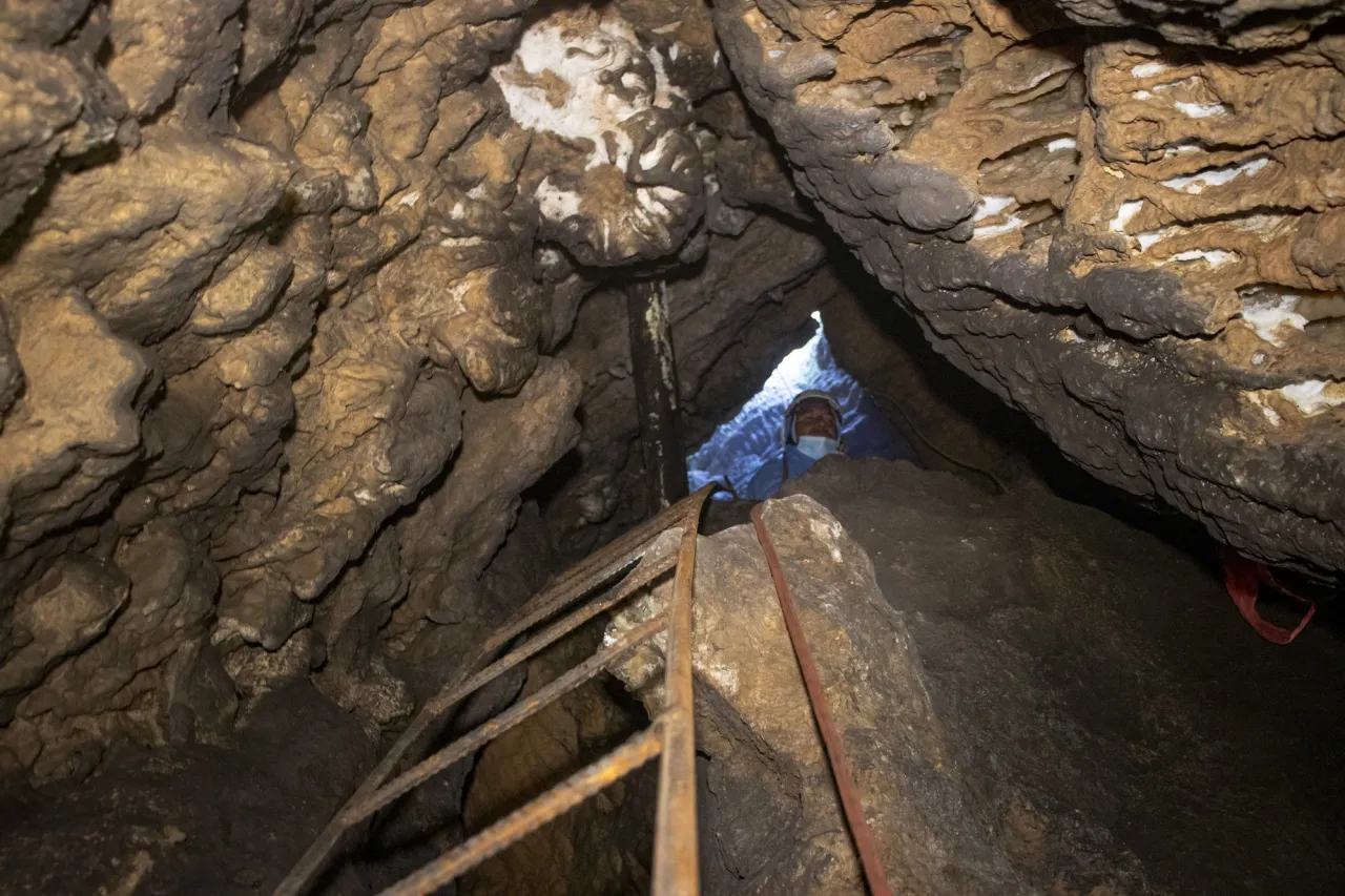 Imagen de una fosa o cueva con una luz al fondo.