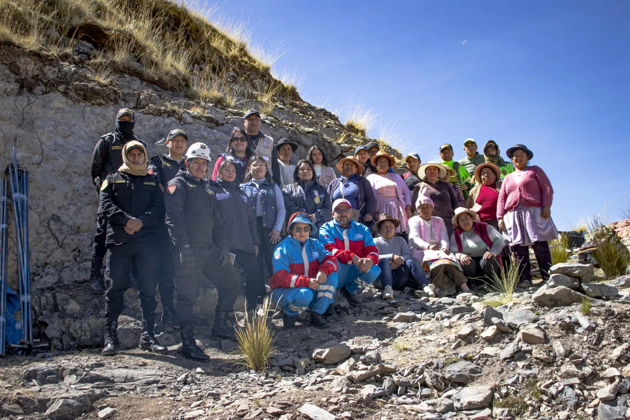 foto grupal de familiares y miembros de instituciones.