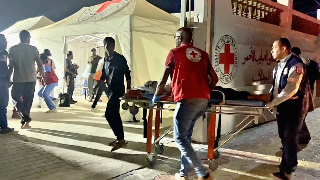 ICRC staff with a patient being transferred to a field hospital