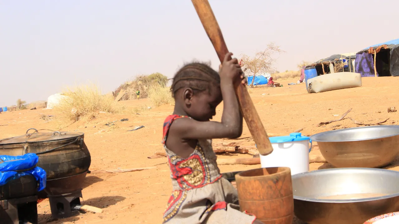 Farida* aide sa maman à préparer les repas. La quantité de nourriture disponible ne suffit pas à nourrir toute la famille. Farida* aide sa maman à préparer les repas. La quantité de nourriture disponible ne suffit pas à nourrir toute la famille.