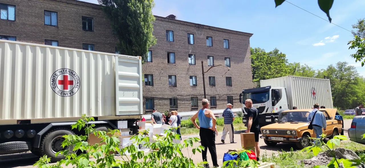 ICRC distribution of food parcels and hygiene kits in Yenakiieve, Donetsk. ICRC