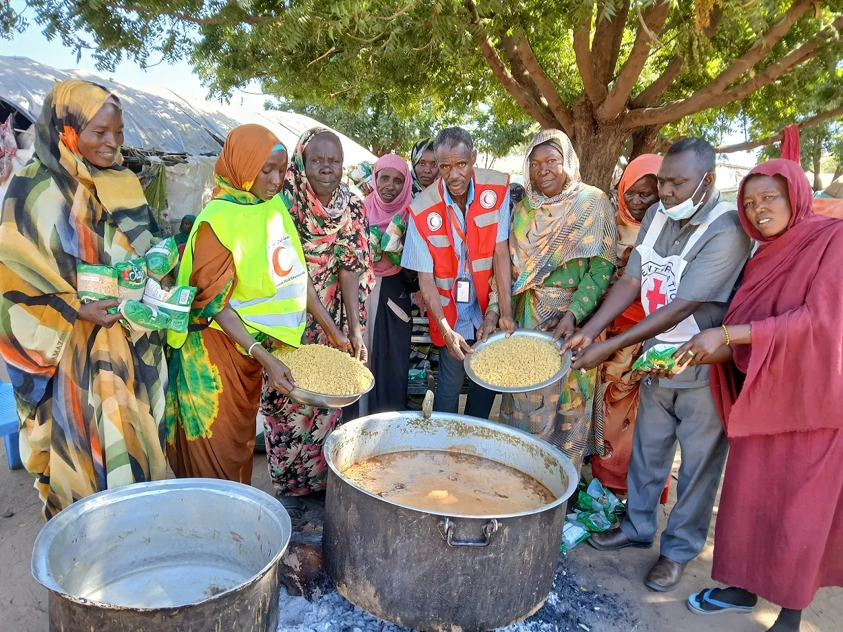 ICRC & Sudanese Red Crescent teams at the community kitchen in Zamzam Camp