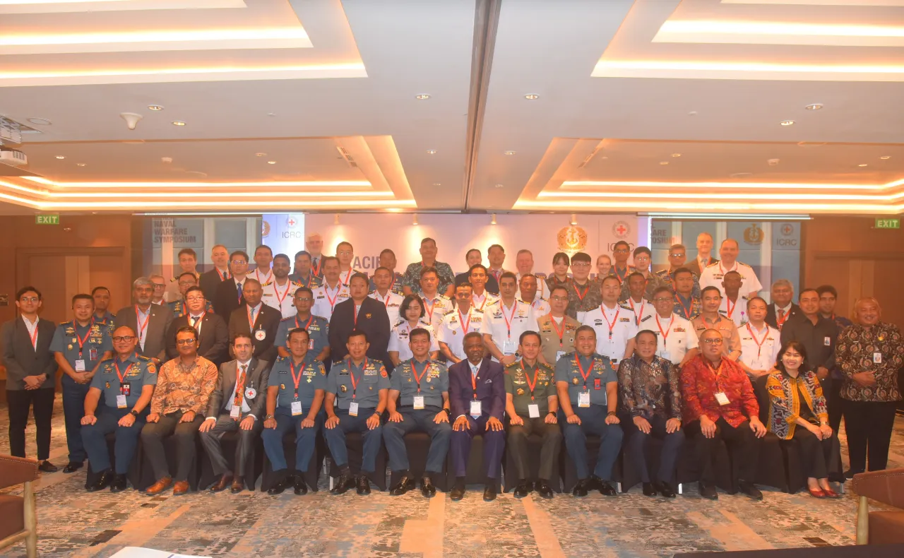 02 NWS Indonesia Participants, facilitators, and representatives from the Indonesian National Armed Forces (TNI), the Indonesian government, and the ICRC gathered for a group photo.
