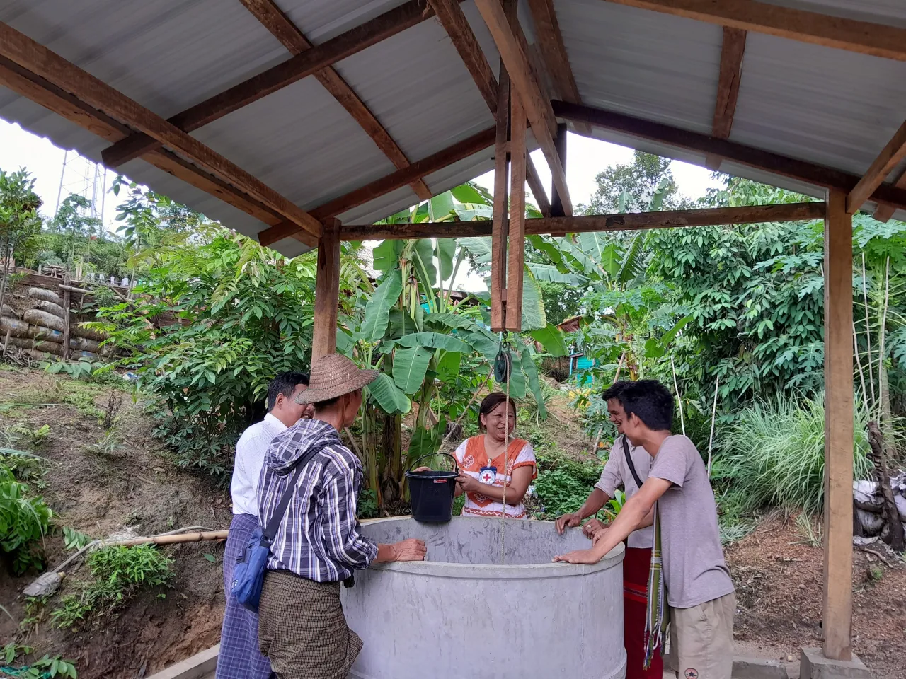 The ICRC's helps the displaced families in the Myaing Gyi Ngu area of Kayin State with their water and habitat needs.