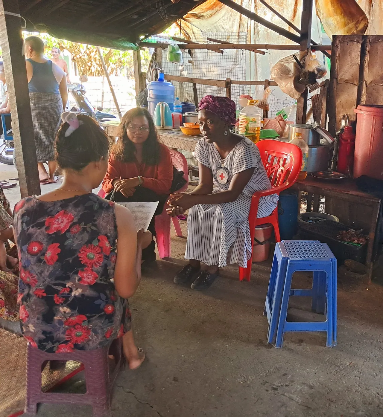 The ICRC team delivers a Red Cross Messages letter to a family whose loved one was detained.