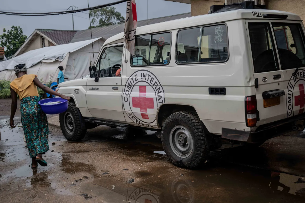A nurse walks through the grounds of the CBCA Ndosho hospital in Goma, North Kivu.