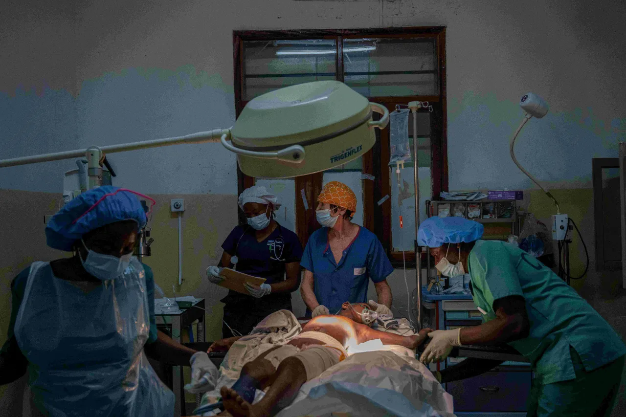 A surgical team operates on a little girl who was a victim of the clashes in the city.