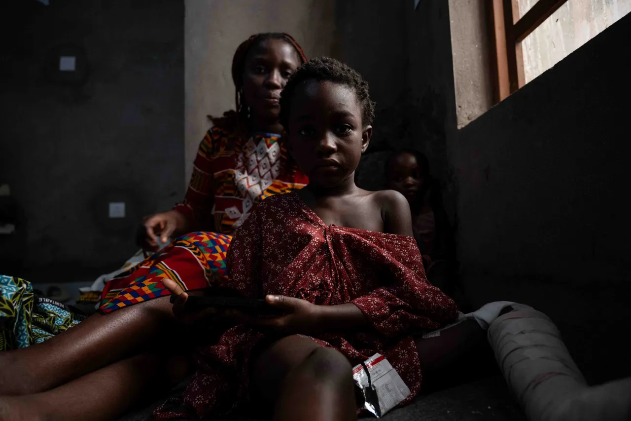 Kashindi Mariam is the sick nurse of her daughter who was hit in the leg by shrapnel from an explosive device.