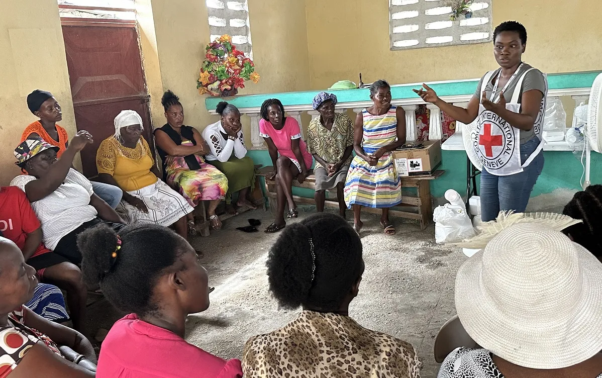 ICRC staff holds a talk with a community in Haiti.