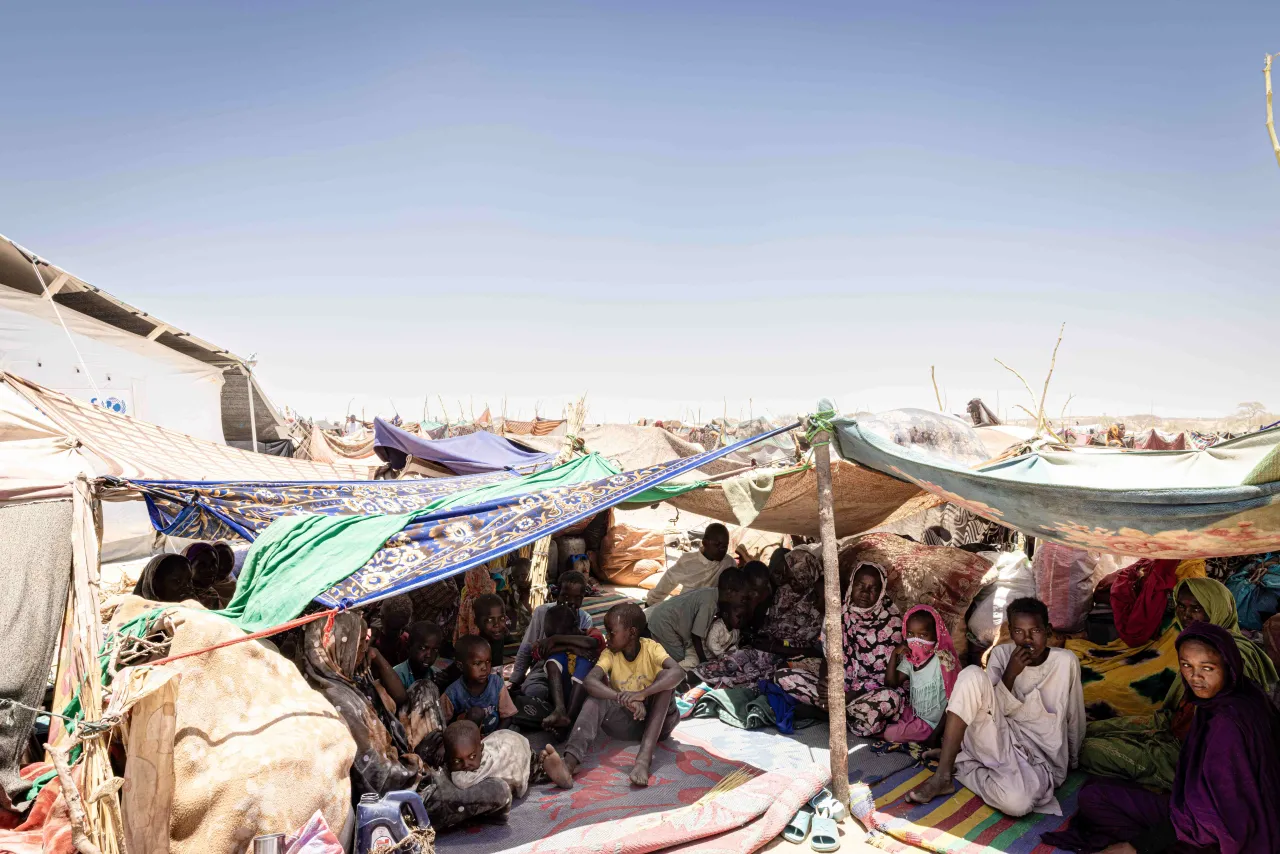 Sudanese refugees at the transit site in Tiné, Eatern Chad, fetching water in the only water point available. 