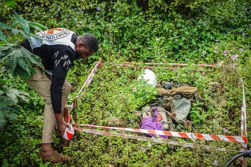 Agent CICR, Agent de contamination par les armes, délimite les zones dangereuses.