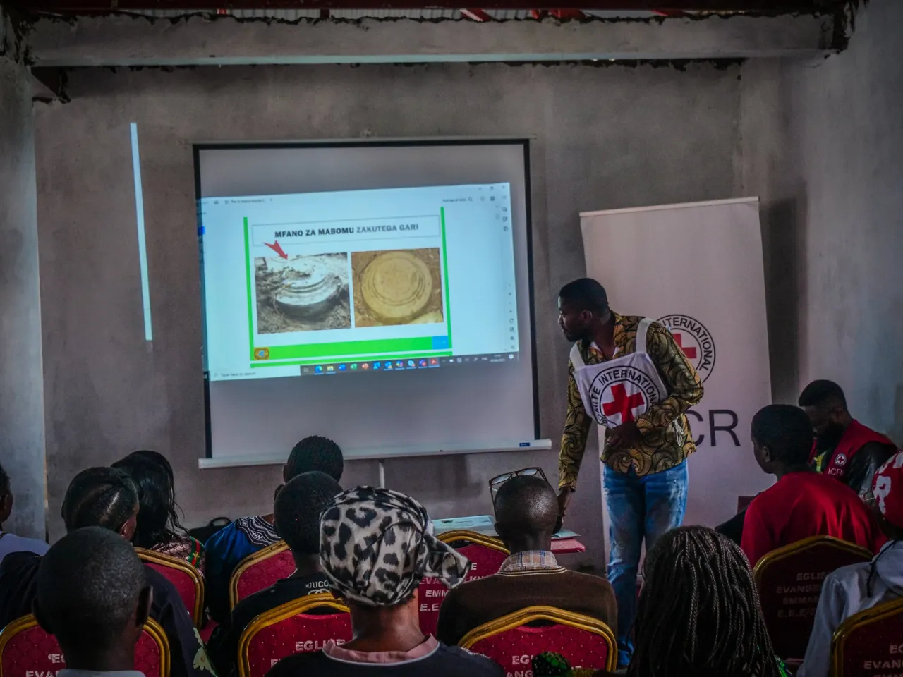 Le CICR agit aux côtés des communautés en sensibilisant aux risques liés aux rèstes explosifs.