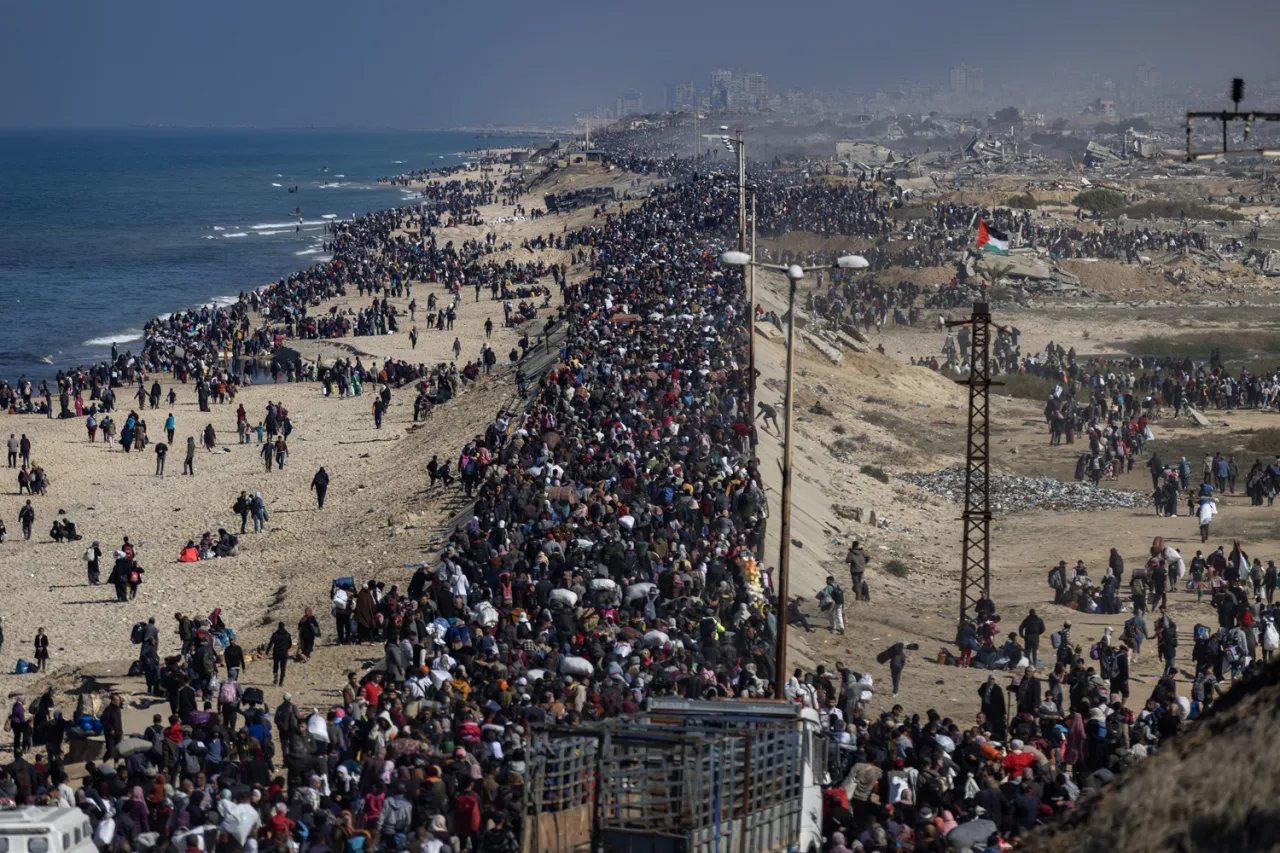 Hundreds of people queing trying to flee