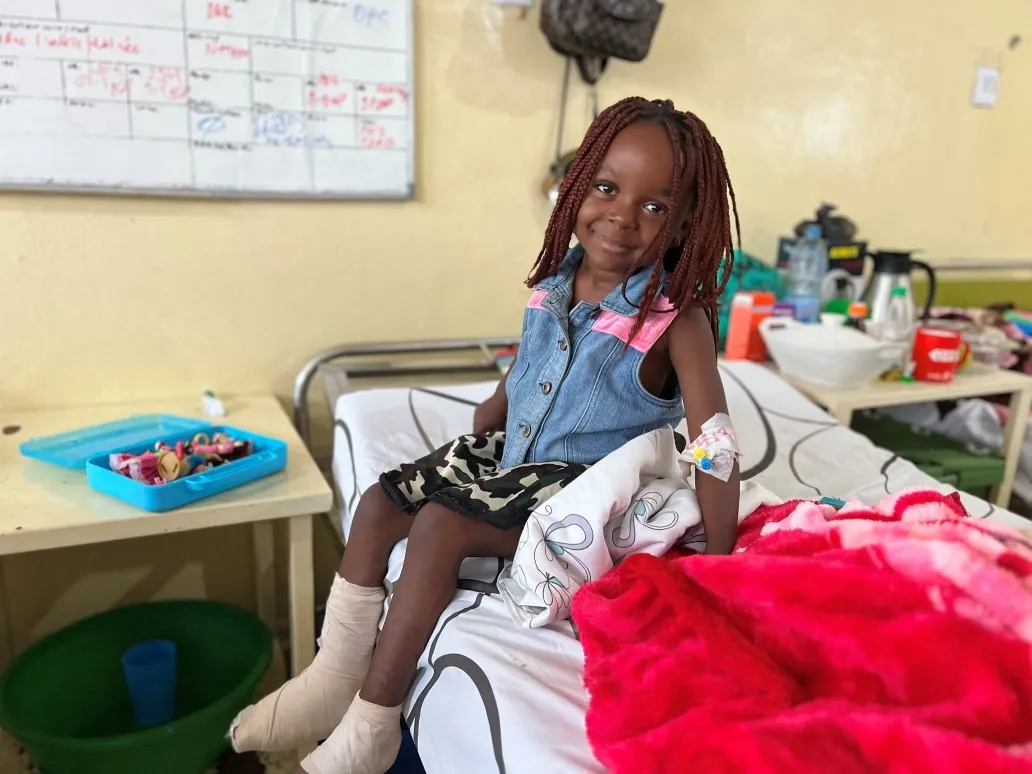 ICRC team helps girl in DR Congo