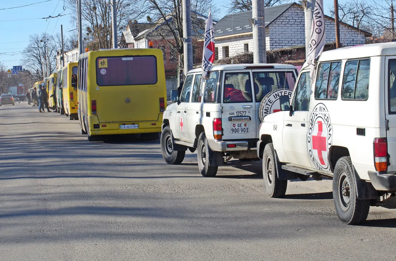 Sumy. The ICRC with the Ukrainian Red Cross Society is helping to facilitate the safe passage of civilians out of the city.