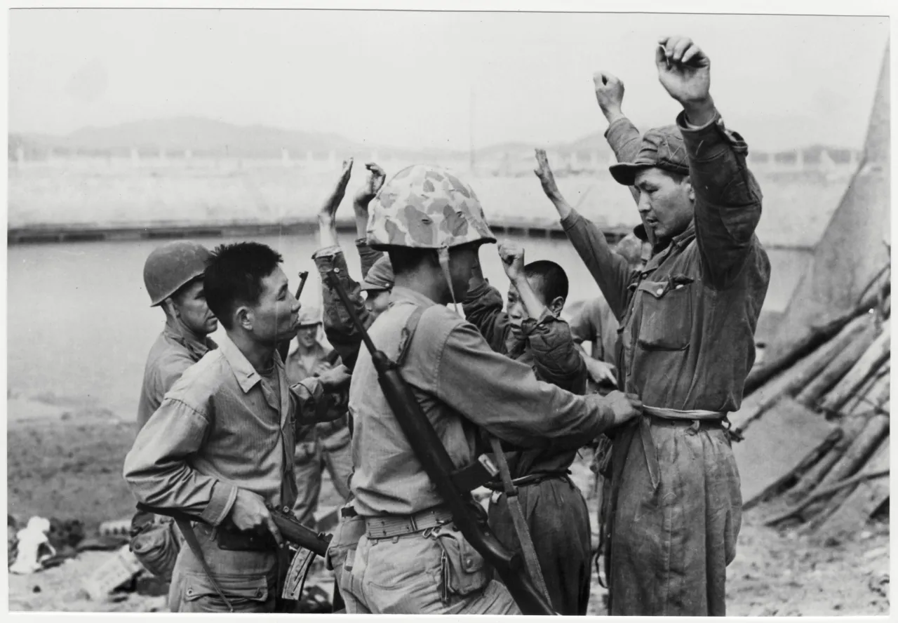 Guerra de Corea 1950-1953. Búsqueda de prisioneros de guerra norcoreanos capturados durante el desembarco del 15 de septiembre 1950.