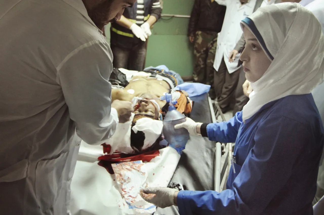 Siria, enero de 2014. Un civil que recibió un impacto de bala en la cabeza en las afueras de Damasco es trasladado a urgencias en 2014.