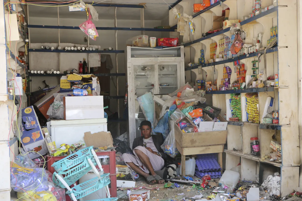 Yemen, septiembre de 2015. Un comerciante se sienta entre los escombros de su tienda de comestibles en septiembre de 2015.