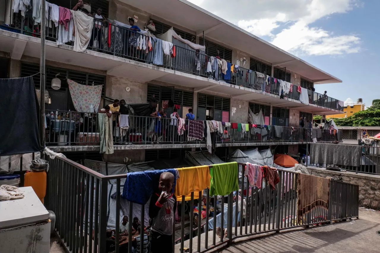 L’École Nationale Argentine Bellegarde, à Lalue (Port-au-Prince), autrefois lieu d’apprentissage pour des centaines d’enfants, abrite aujourd’hui près de 695 familles déplacées 