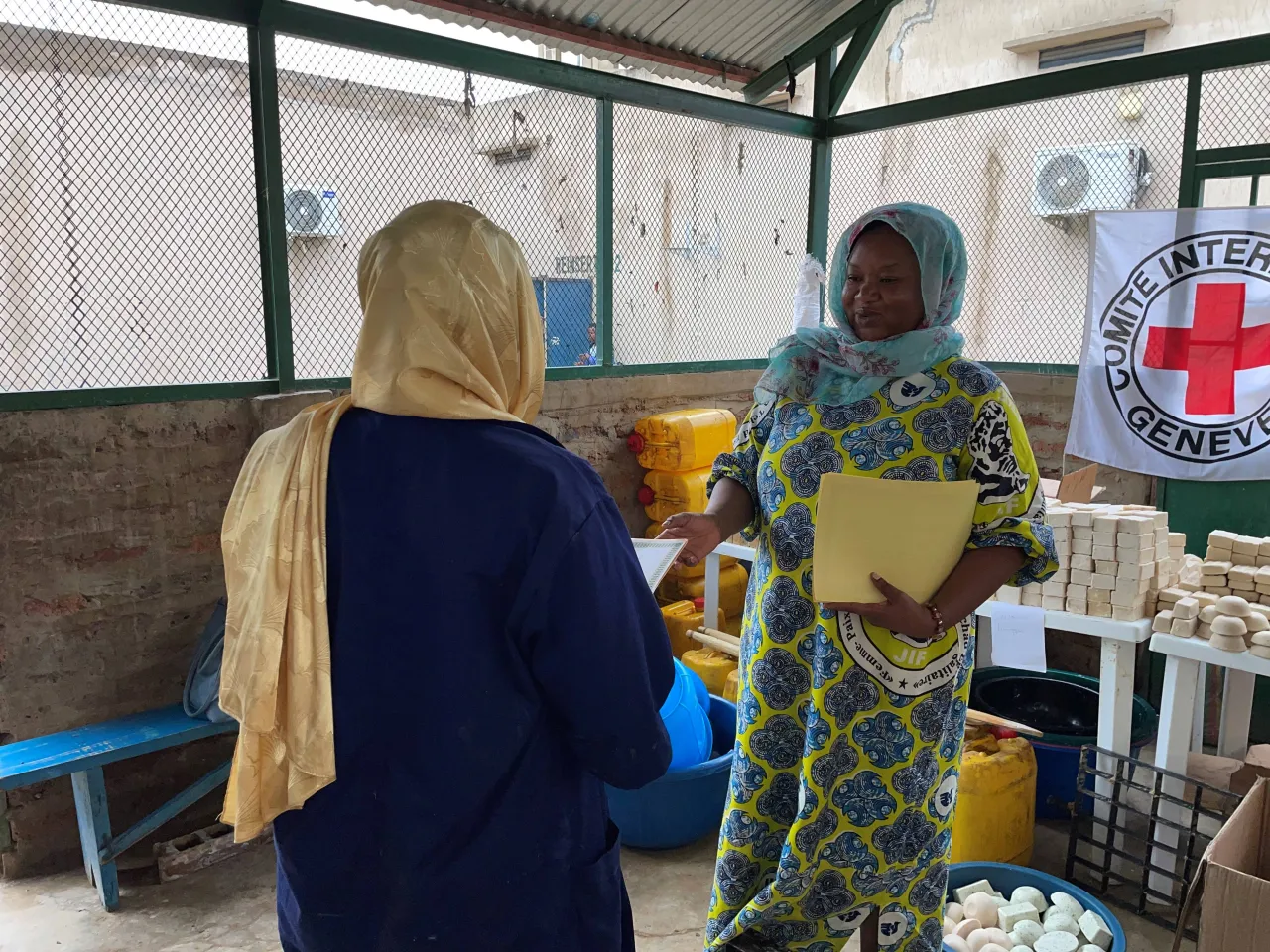 Remise d'attestation à une détenue