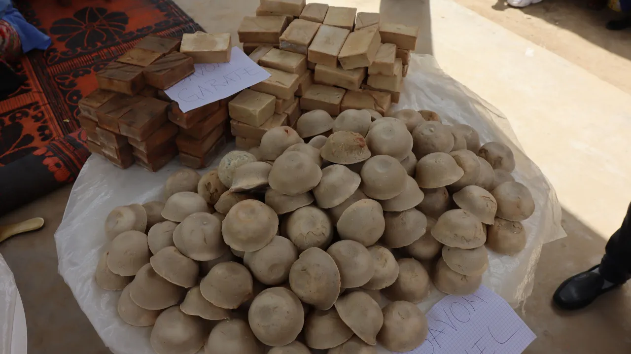 Savons fabriqués par les détenus de la maison d’arrêt de Klessoum.