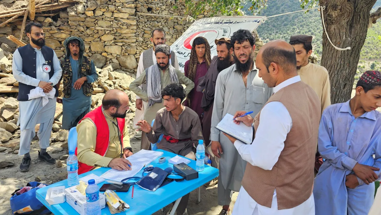Sultan Nasari, ICRC’s Head of Office in Nangarhar, speaking with earthquake survivors in Wadir village, Nugal district, Kunar.