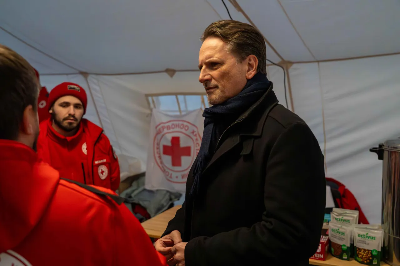 Our Director-General @PKraehenbuehl at one of the heating points provided by our partner Ukrainian Red Cross