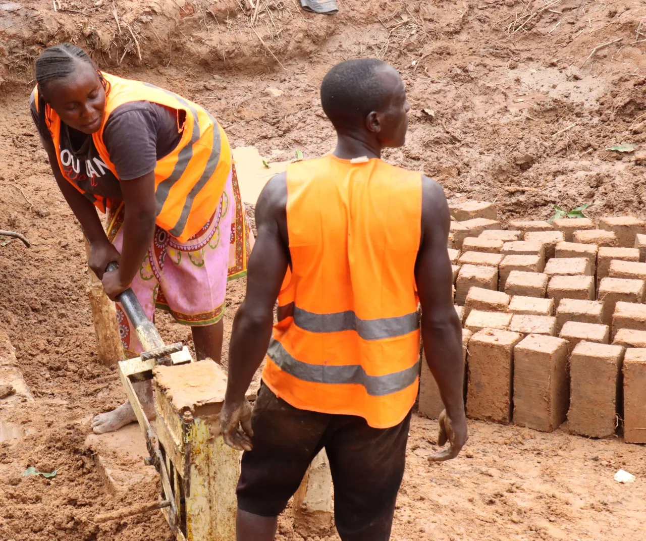 Clotilde au chantier dédié à la fabrication de briques cuites