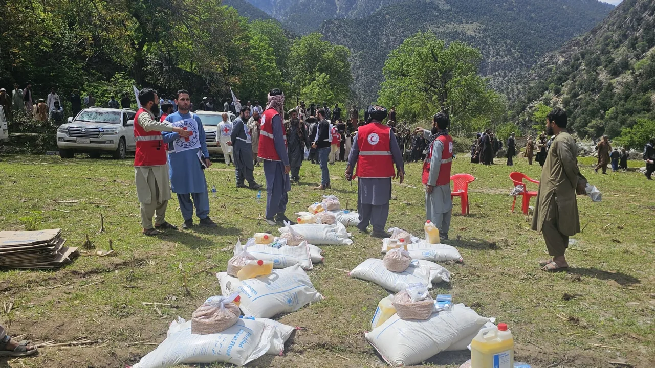 Approximately 17,000 households, representing about 136,000 people in Kamdesh and Barg-i-Matal Districts in Nuristan Province, received food assistance to help meet urgent humanitarian needs. 
