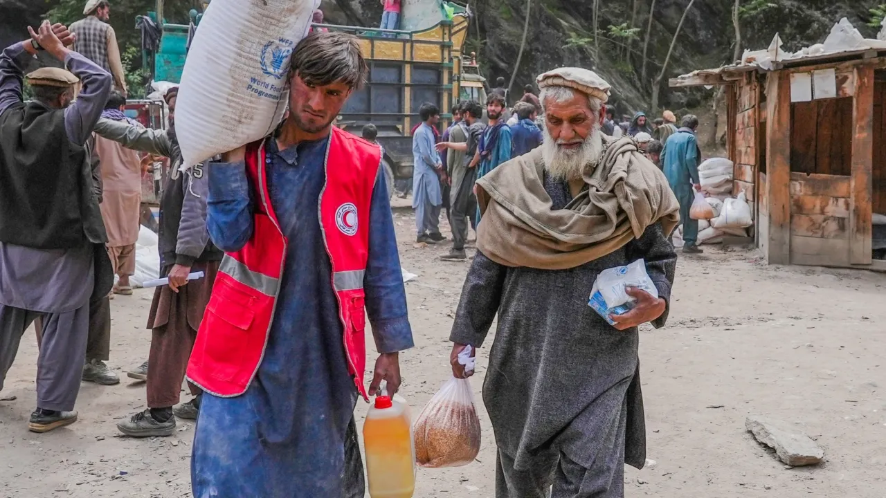 Afghan Red Crescent Society (ARCS) volunteers played a vital role in ensuring that humanitarian assistance reached the most affected and hard-to-reach communities during the response. 