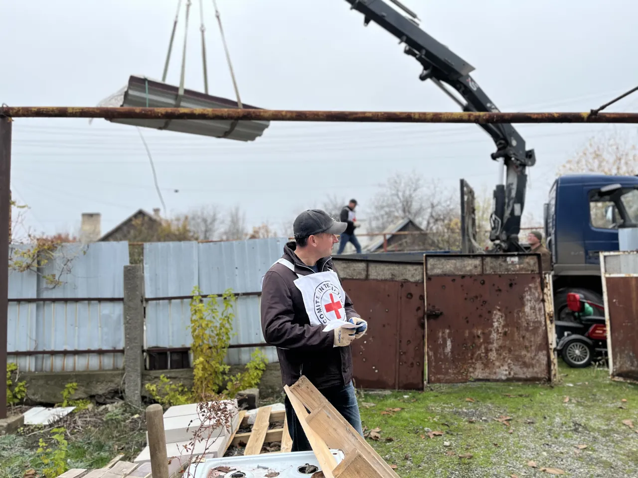 To help Lidiya rebuild, the ICRC provided construction and roofing materials, giving her hope that her home will soon be fully restored. 