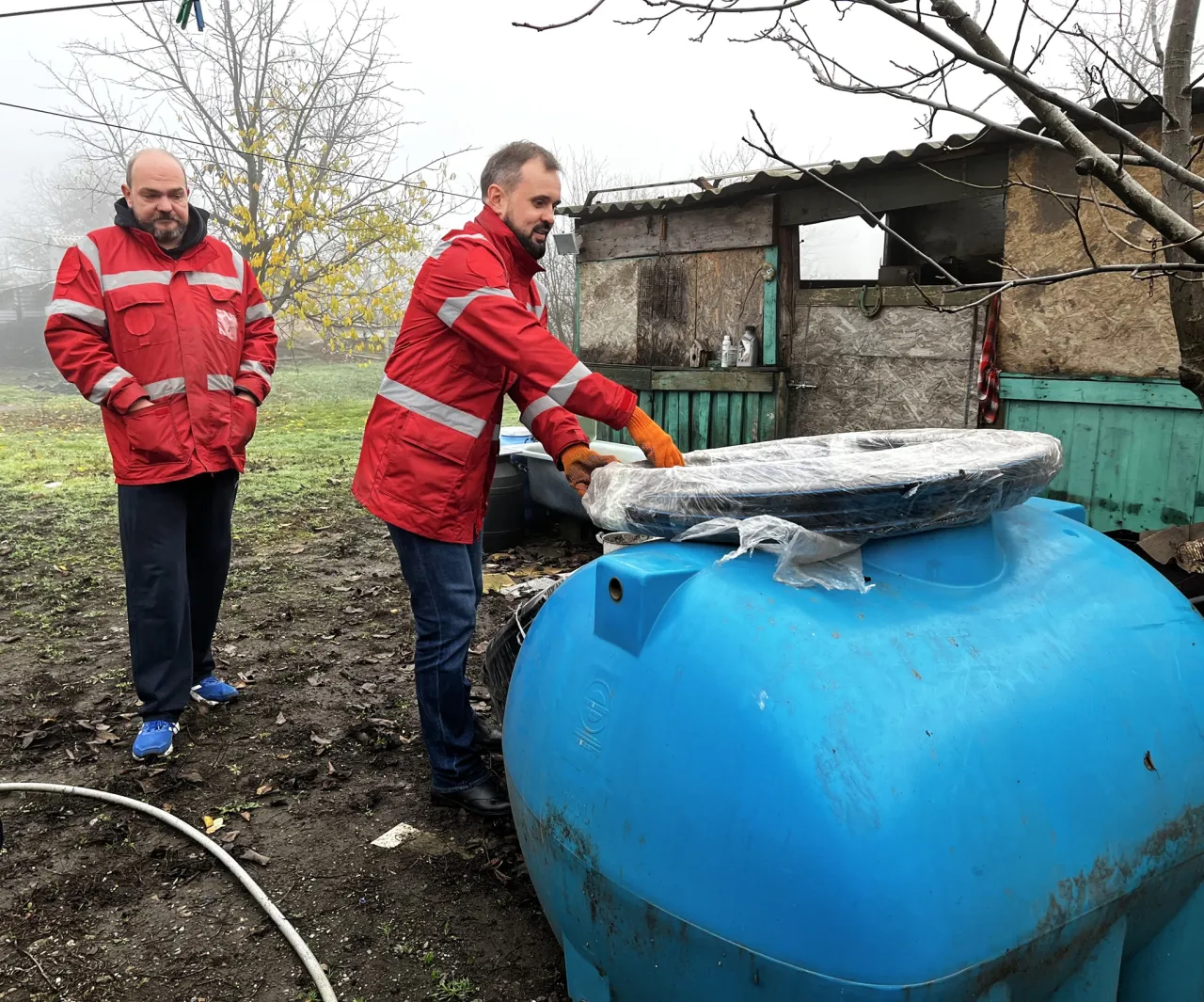 To help Natalia, we teamed up with our local operational partner in Donetsk to provide her with a new 1,000-litre water tank and a drip irrigation system. 