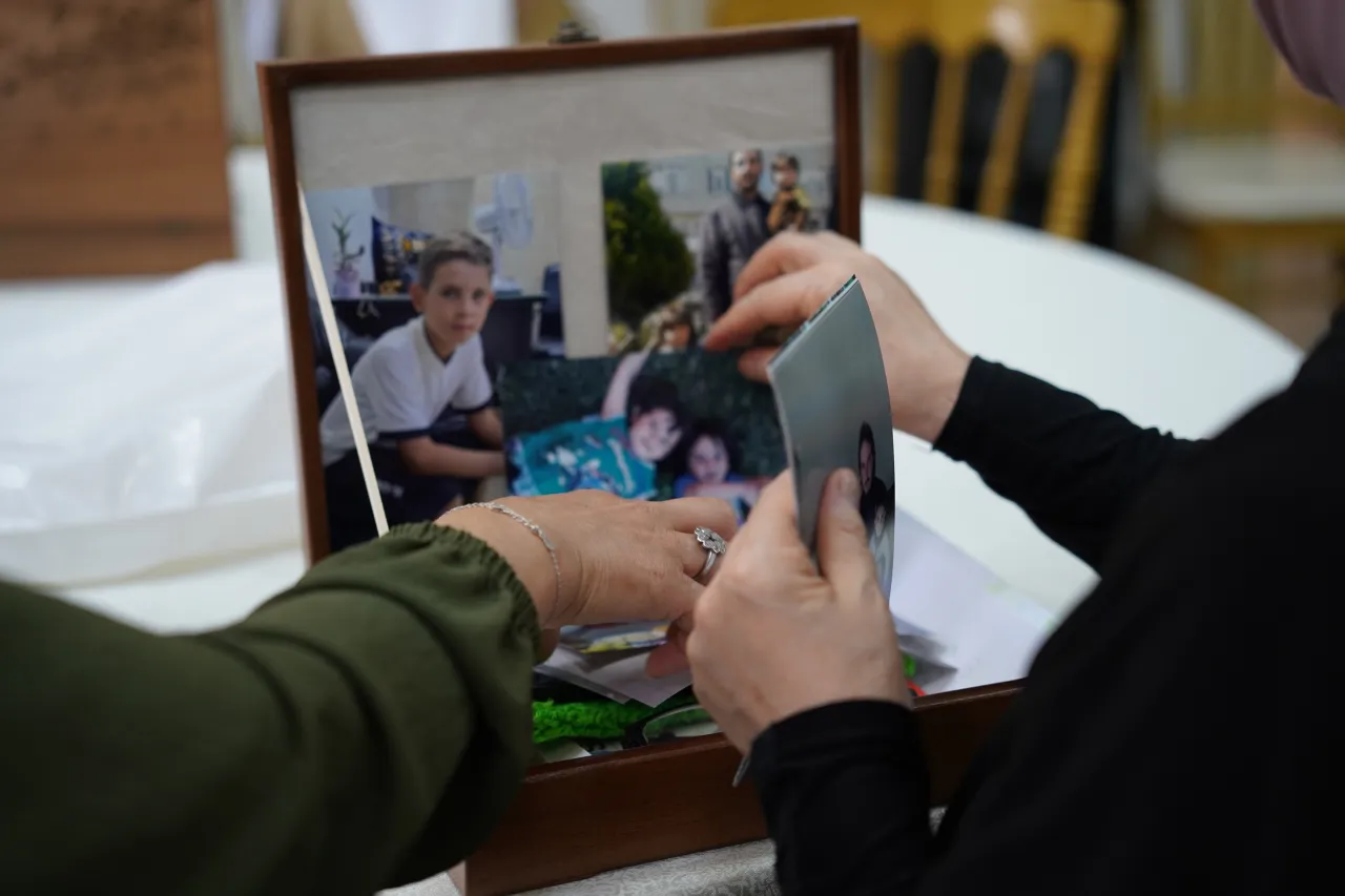 Families of missing persons due to the conflict in Syria during an MHPSS activity to gather belongings of their missing loved ones in a memory box to keep these memories alive.