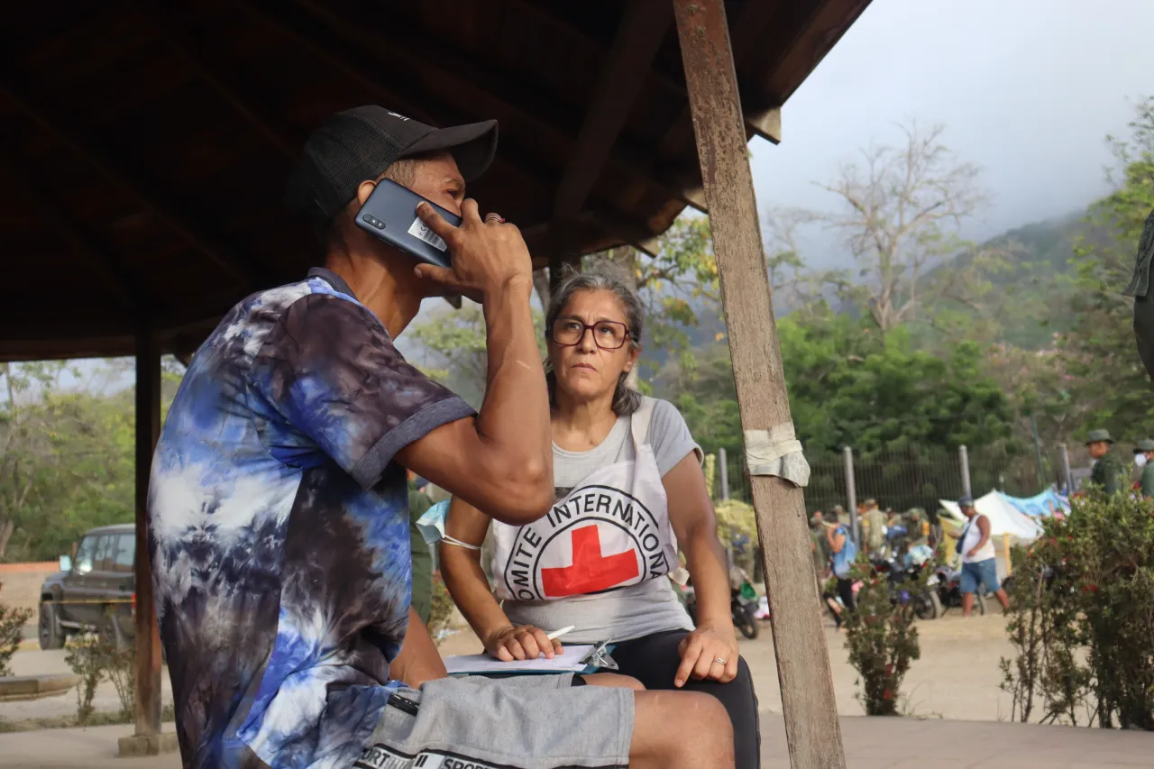 After the earthquakes in Venezuela, the ICRC supported the Venezuelan Red Cross by establishing a family contact restoration service using a mobile connectivity hub in several areas of La Guaira.