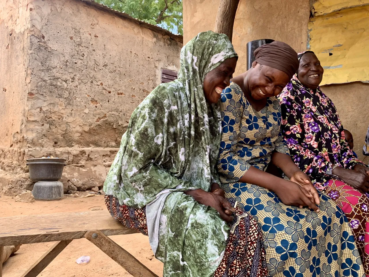 Noelie Iboulou avec sa tante, Kotedji Rekia, font toutes les deux parties de la coopérative « Souru Badu ». Kotedji Rekia avant demandé à Noelie de rejoindre la coopérative pour y insuffler un peu de jeunesse.