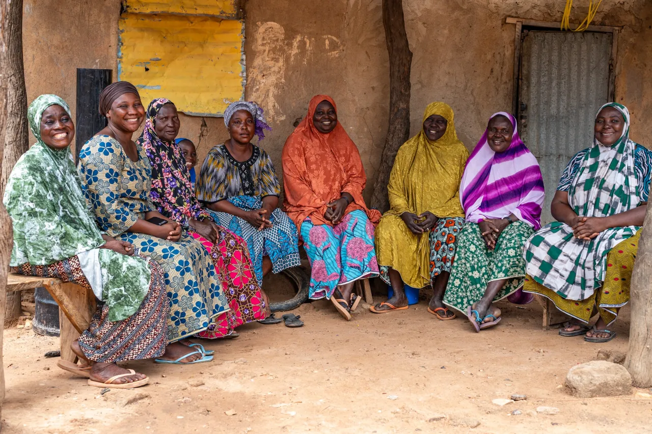 Composée de 30 femmes et 3 hommes, la coopérative « Souru Badu » qui veut dire « la patience paye » dans le dialecte dendi, a vu le jour en 2005.  