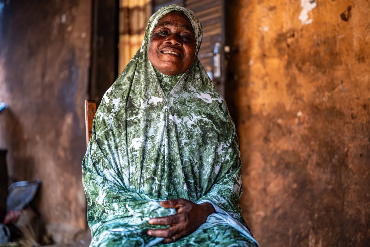 Kotedji Rekia pose devant chez elle, dans le village de Guéné. 