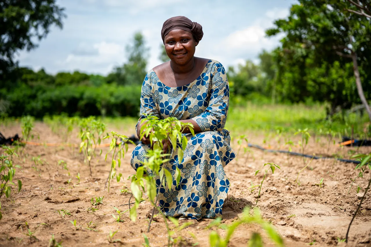 Noelie dans un champ de la parcelle de sa coopérative, « Souru Badu » 