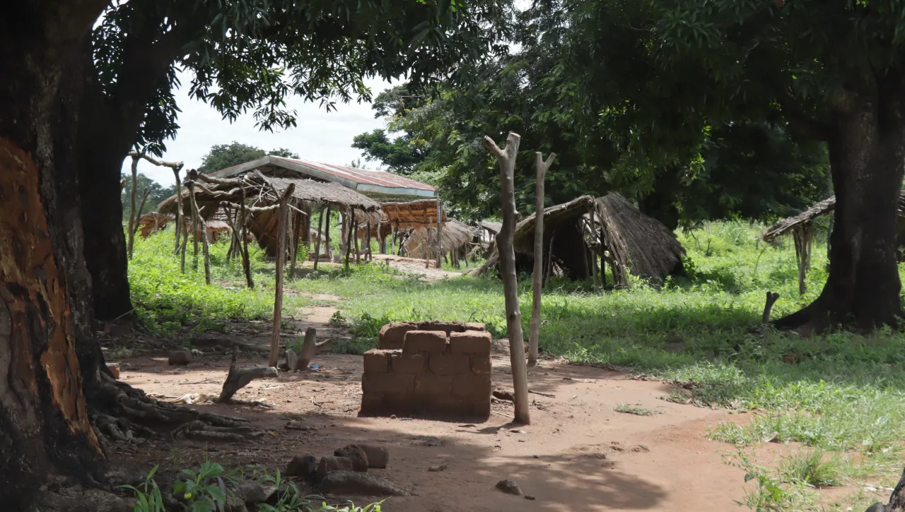 Le village, autrefois animé, notamment les jours de marché hebdomadaire, est désormais désert