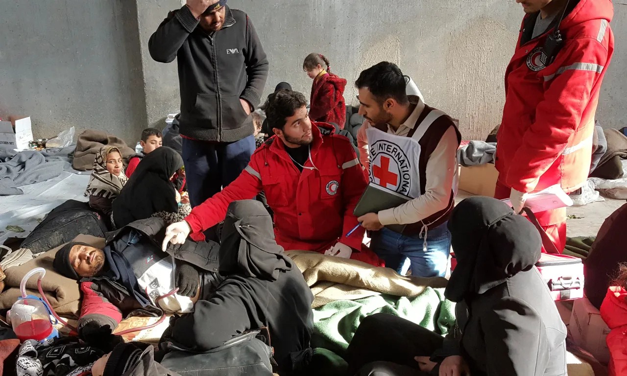 The ICRC and the Syrian Arab Red Crescent assess the needs of people who gathered in collective shelters after fleeing fighting in the region of Aleppo, Syria (2016).