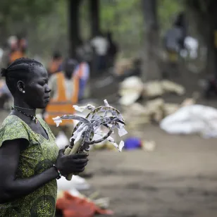 A woman is carrying a set of tools to be shared with some other families in West of Juba, camp of Dulamaya. 