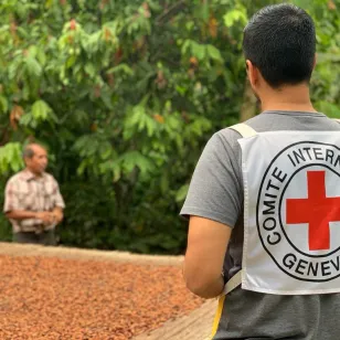 Un delegado del CICR visita un proyecto de producción de cacao en Venezuela.