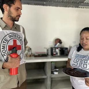 Un delegado del CICR dialoga con una productora de cacao en Venezuela.