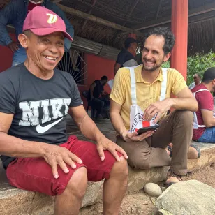 Productores de cacao hablan con el personal del CICR.