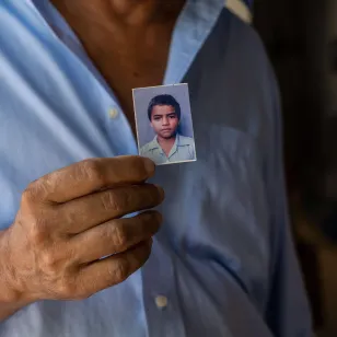 Gustavo Adolfo sostiene una foto de su hijo Geovanny