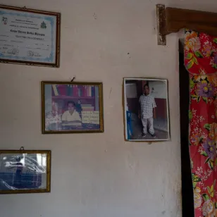 Una pared con fotografías de Gustavo y Geovanny 