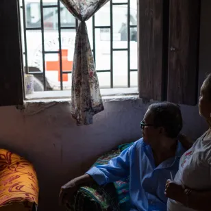 Gustavo Adolfo Rubio y su esposa Georgina Banegas miran hacia la ventana