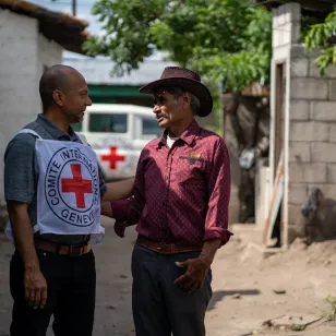 Don Ivan junto con una persona del CICR