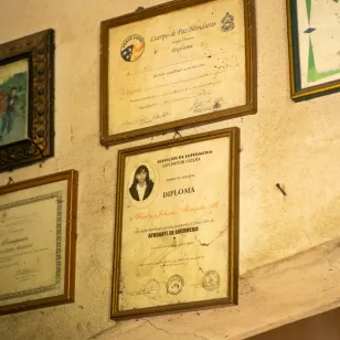 Una pared con diplomas colgados de Wendy Manueles